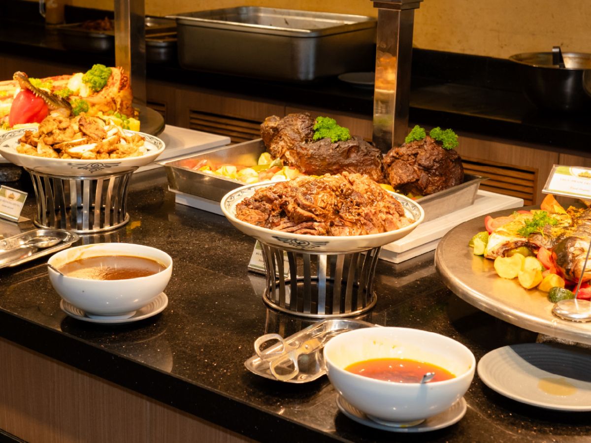 Buffet trưa tại nhà hàng Mango hấp dẫn với quầy món nóng đa dạng, từ thịt nướng đậm vị đến hải sản tươi ngon.