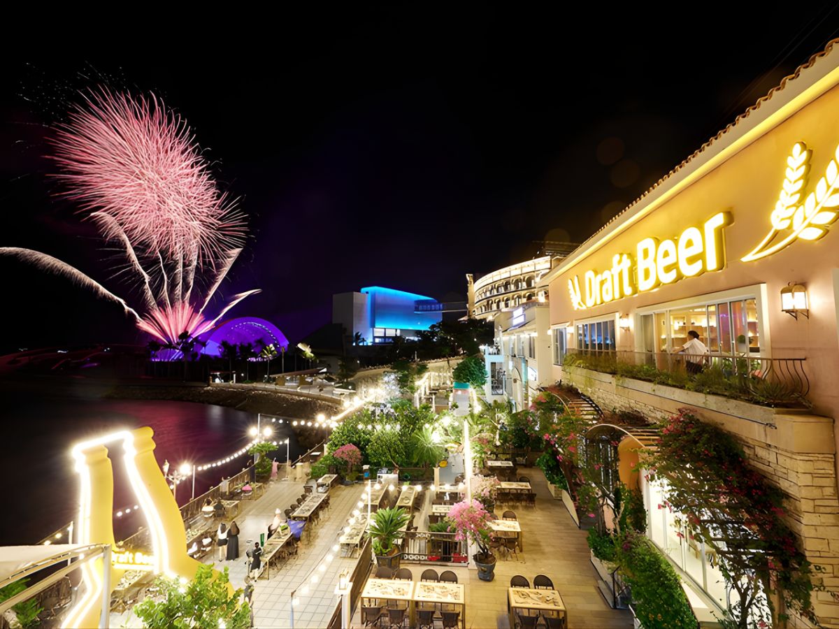 Không gian ven biển rực rỡ tại Draft Beer, nơi du khách vừa ăn vừa chiêm ngưỡng pháo hoa thắp sáng bầu trời Nam đảo.