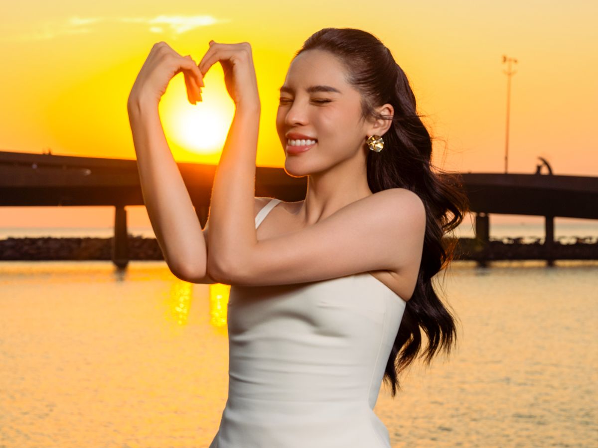 Hoàng hôn là thời điểm chụp ảnh được săn đón nhất, khi ánh nắng vàng phủ lên biển tạo nên khung cảnh rực rỡ và đầy cảm xúc.