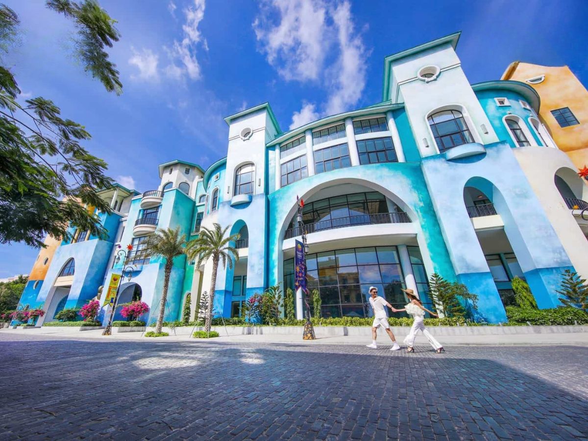Du khách check-in tại Sun Signature Gallery, công trình Mid-Century Modern do Bill Bensley thiết kế tại Sunset Town.