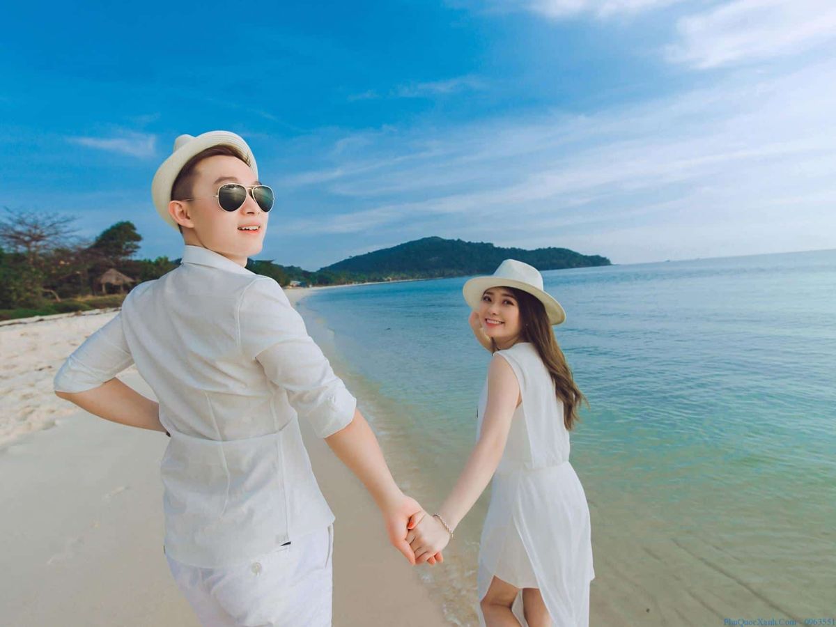 Du khách dạo bước tại Bãi Sao với làn nước xanh ngọc và bãi cát trắng mịn, tận hưởng khoảnh khắc lãng mạn giữa biển trời Phú Quốc.