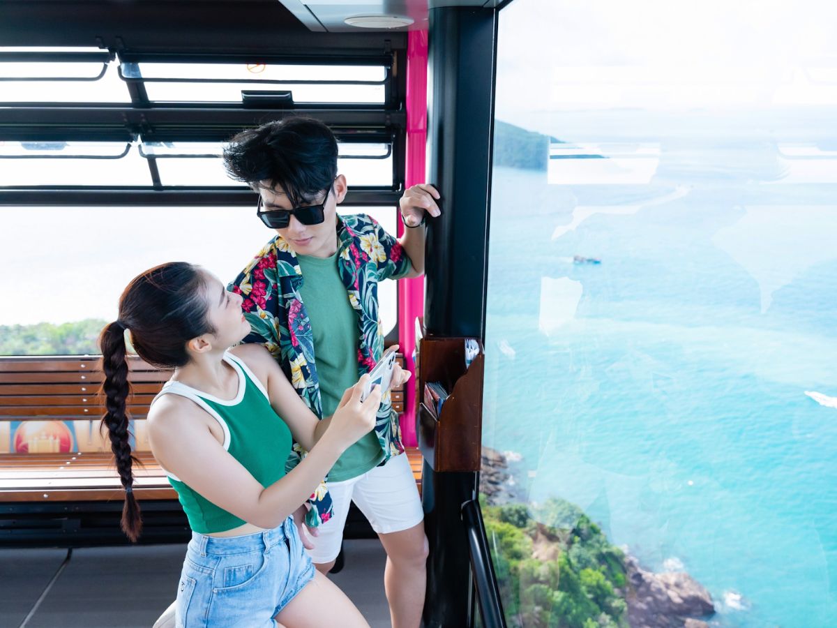 Du khách check-in cáp treo Hòn Thơm, lưu lại khoảnh khắc ấn tượng giữa đại dương xanh biếc.