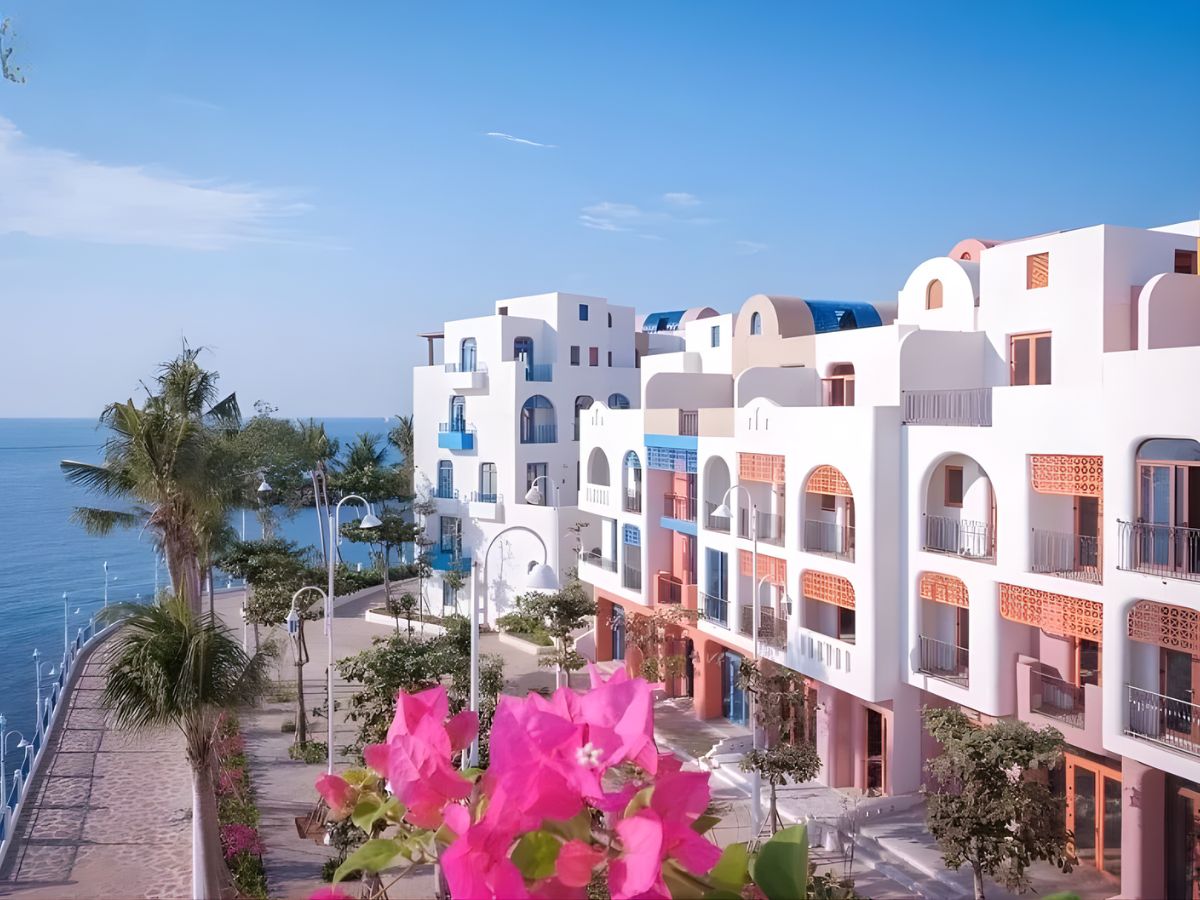 Không gian kiến trúc trắng bên biển tạo cảm hứng Santorini Hòn Thơm