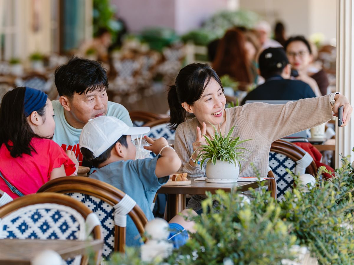 Khoảnh khắc gia đình quây quần thưởng thức ẩm thực và lưu lại kỷ niệm vui vẻ tại không gian Eric Kayser.