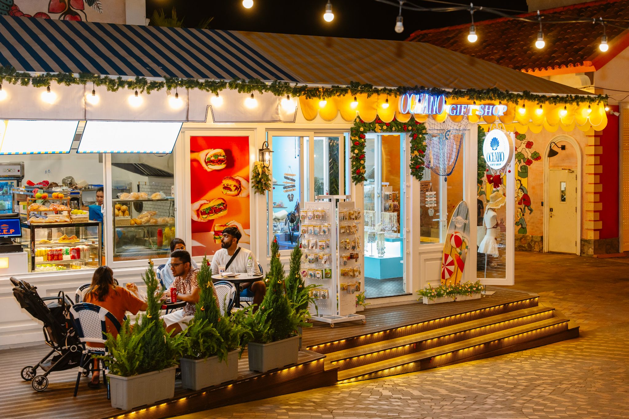 Không gian Sunset Bazaar với kiến trúc châu Âu nhiều màu sắc, tạo bối cảnh dạo phố và ẩm thực hướng biển