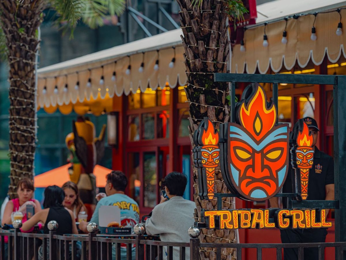 Không gian quán ăn Sunset Bazaar mang phong cách Địa Trung Hải ấm áp, rực rỡ sắc màu và đầy sức sống.