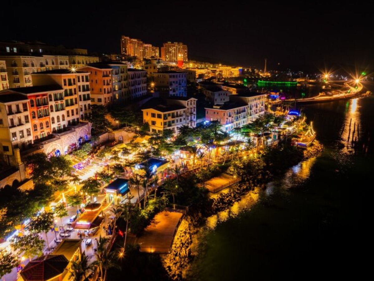 Sunset Bazaar rực rỡ ánh đèn, nhộn nhịp về đêm với không gian ẩm thực và giải trí đầy cuốn hú