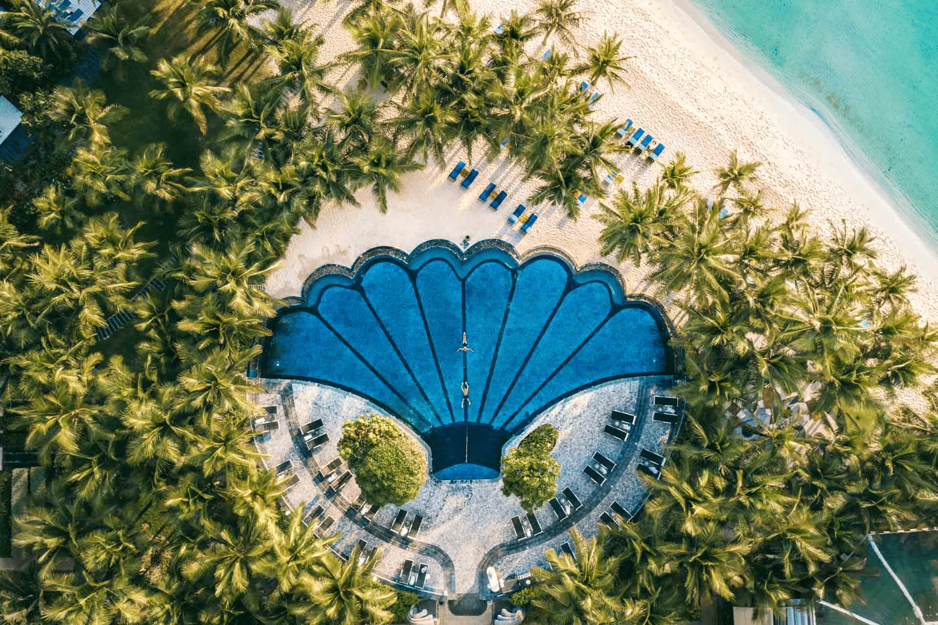 Toàn cảnh JW Marriott Phu Quoc Emerald Bay nhìn ra Bãi Kem với hồ bơi hình vỏ sò độc đáo, ôm trọn bờ cát trắng và làn nước xanh ngọc