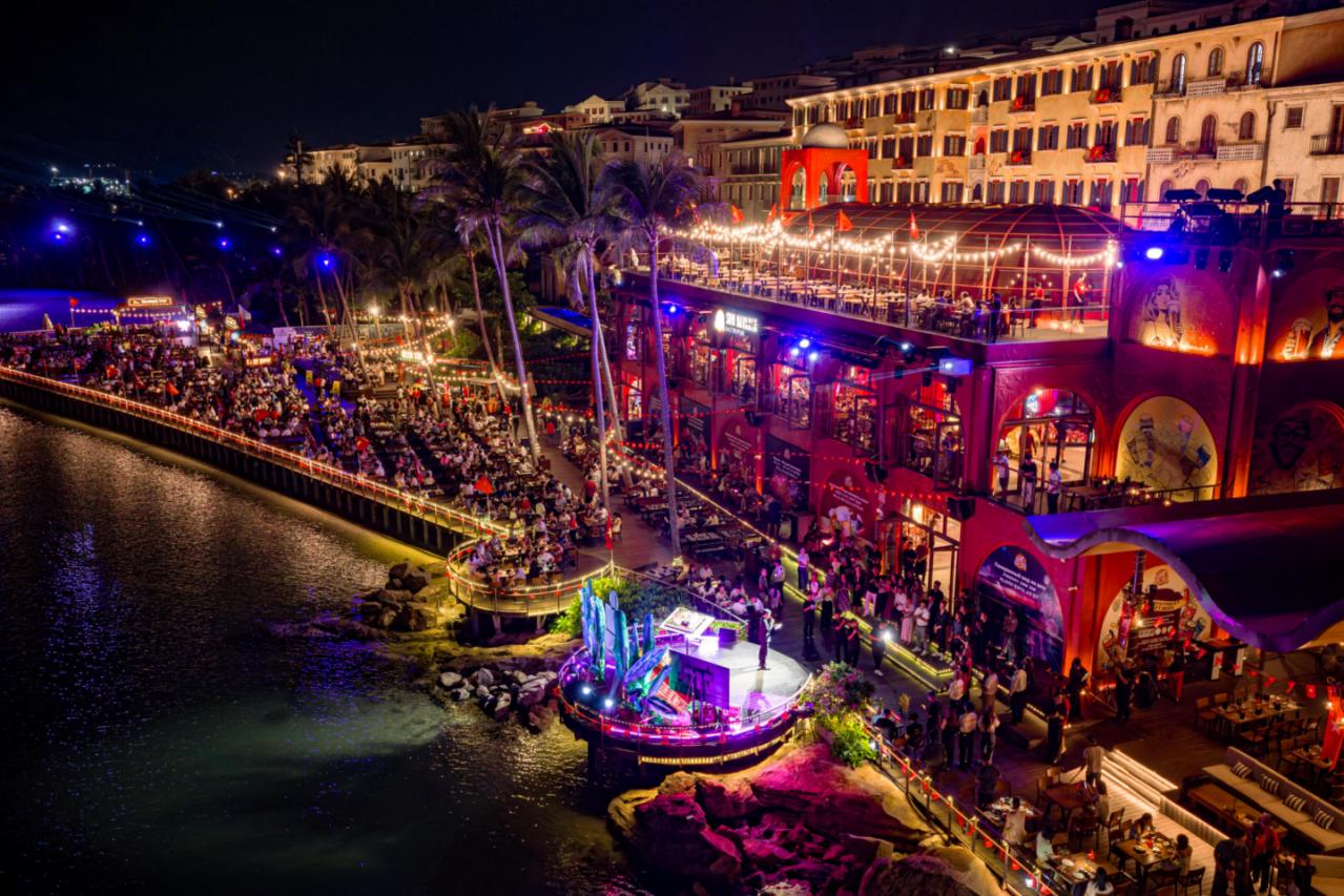Sở hữu trọn vẹn tầm nhìn đẹp nhất hướng ra khu vực trình diễn Symphony of the Sea cùng buffet gần 100 món, Sun Bavaria GastroPub là điểm hẹn cho bữa tối bên biển.
