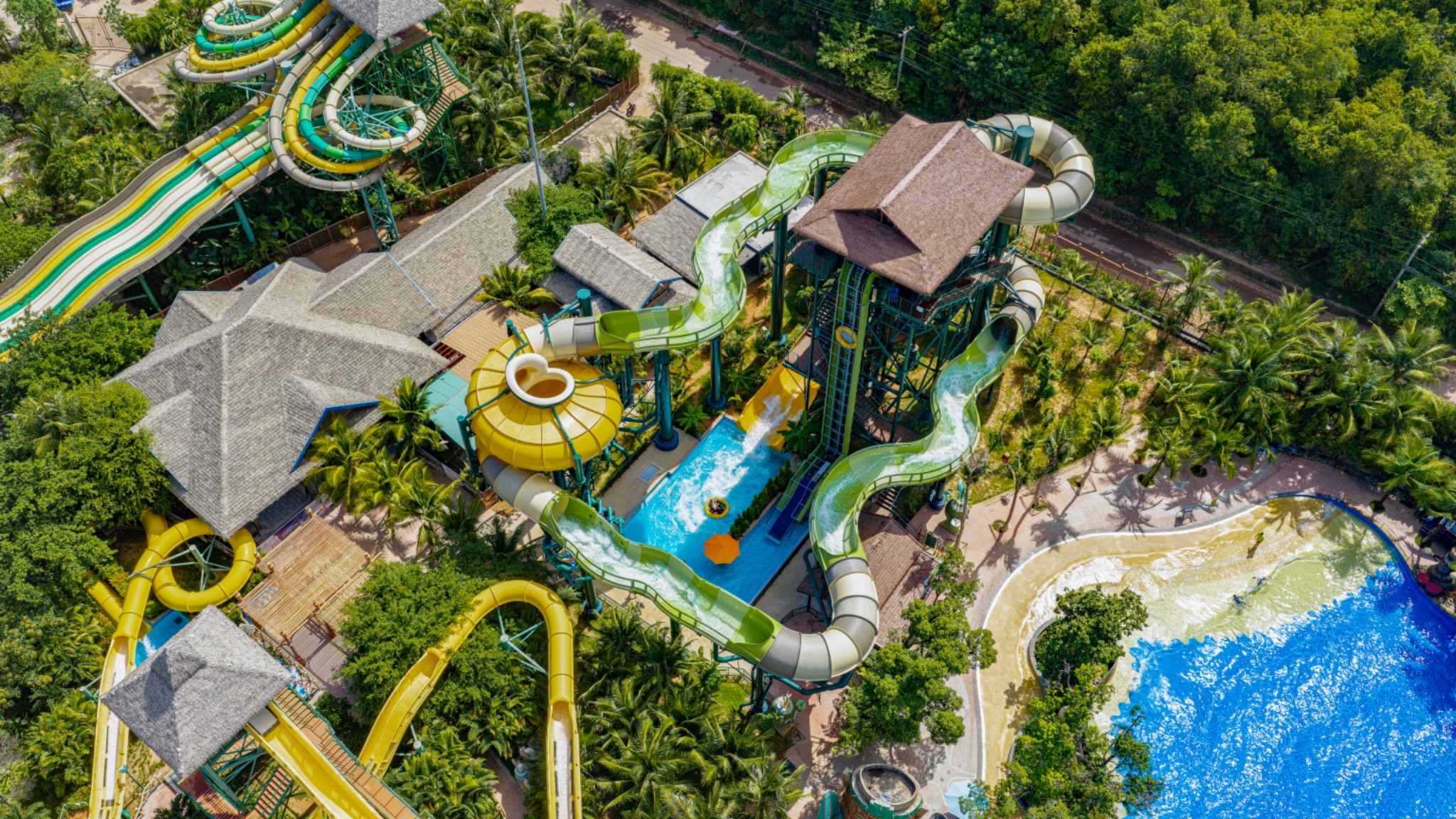 Trò chơi Lốc Xoáy Nhiệt Đới thuộc dòng trò chơi PowerRAPIDS mang đến trải nghiệm vượt ghềnh với chuyển động của dòng nước.