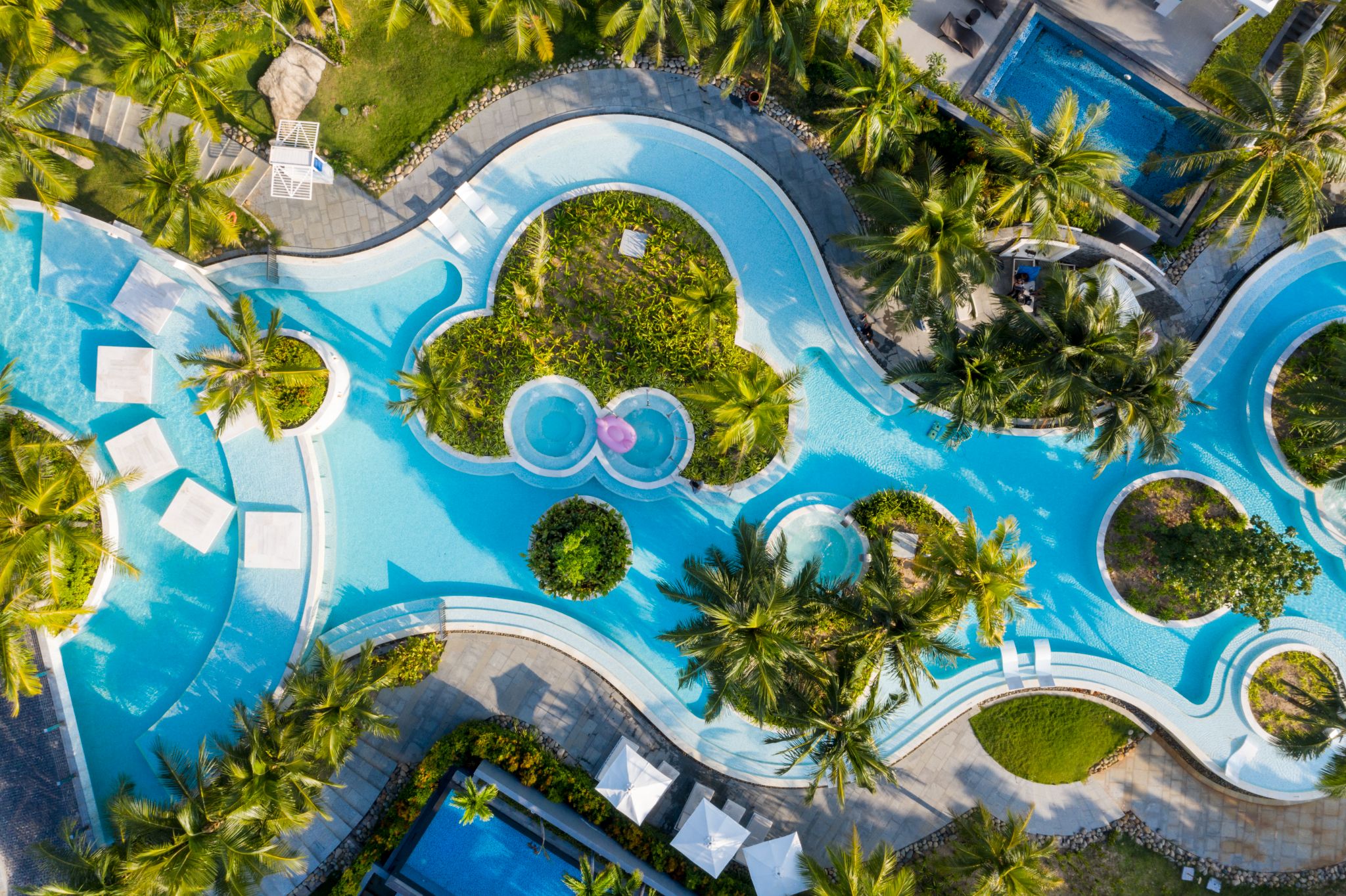 Premier Village Phu Quoc Resort có hồ bơi chung nhiều tầng trải dài giữa bán đảo, kết nối hai bãi biển ở hai phía