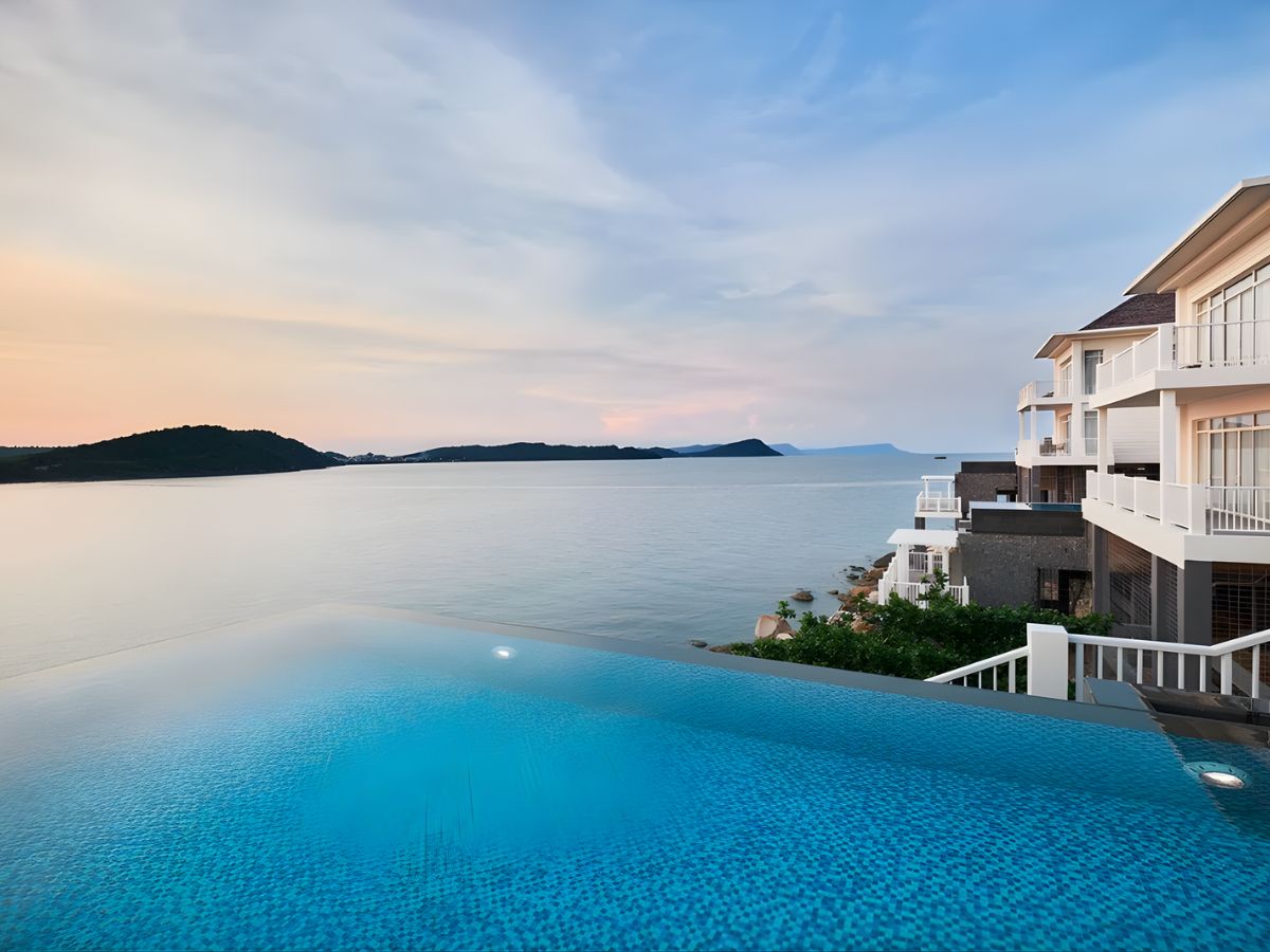Không gian villa lớn tại Premier Village Phu Quoc Resort phù hợp cho gia đình nhiều thế hệ cùng lưu trú và sinh hoạt chung.
