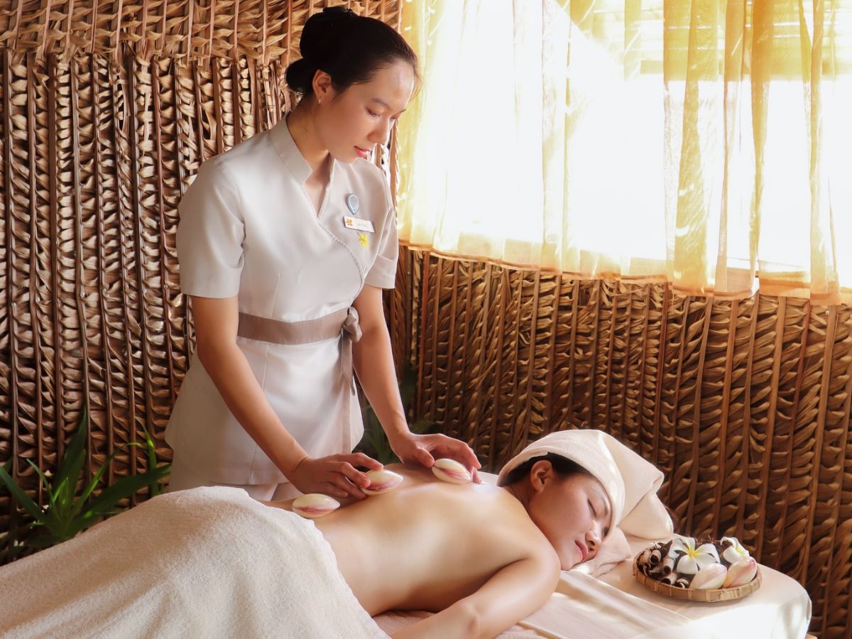 Du khách thư giãn, tận hưởng liệu trình spa giữa không gian yên tĩnh và thiên nhiên.