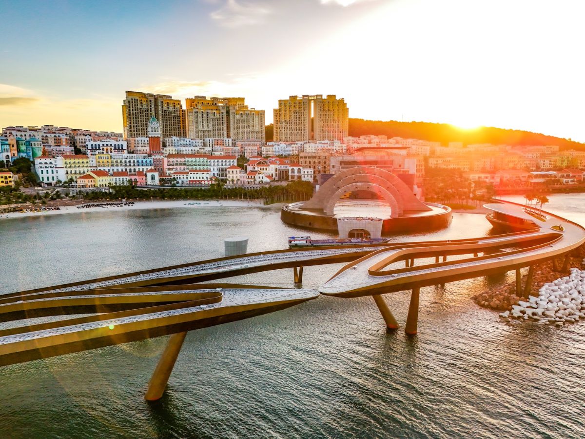 Toàn cảnh Thị trấn Hoàng Hôn rực rỡ ánh vàng, nổi bật với Cầu Hôn bên bờ biển Phú Quốc.