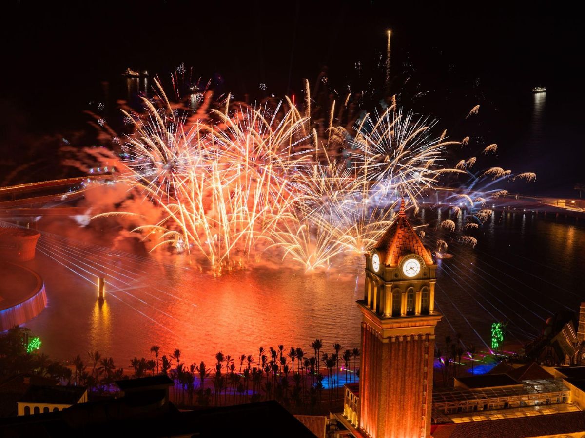 Pháo hoa rực rỡ tại show Kiss of the Sea, thắp sáng bầu trời biển Phú Quốc trong không gian nghệ thuật sống động. (