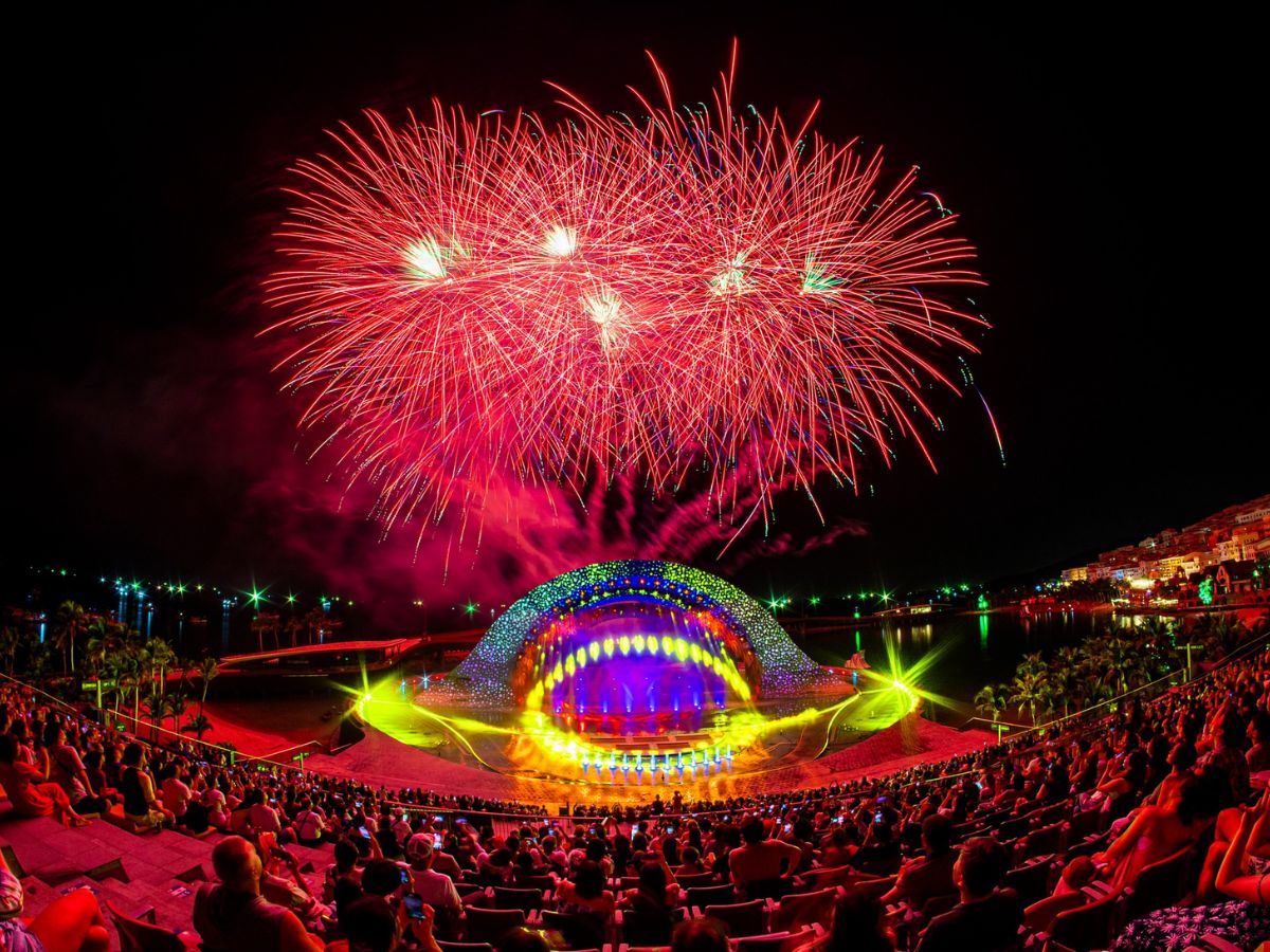 Pháo hoa rực sáng trên biển trong show Kiss of the Sea, tạo nên khoảnh khắc mãn nhãn tại Sunset Town.