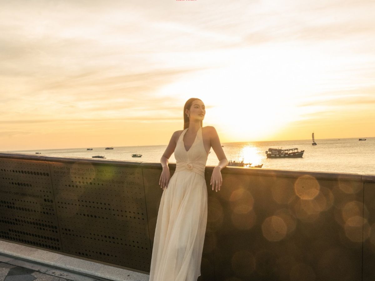 Du khách đắm mình trong khoảnh khắc hoàng hôn rực rỡ bên biển tại Sunset Town. 
