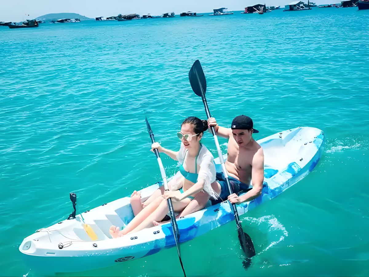 Chèo kayak giúp du khách khám phá biển Phú Quốc theo cách gần gũi thiên nhiên và tận hưởng không gian yên bình.