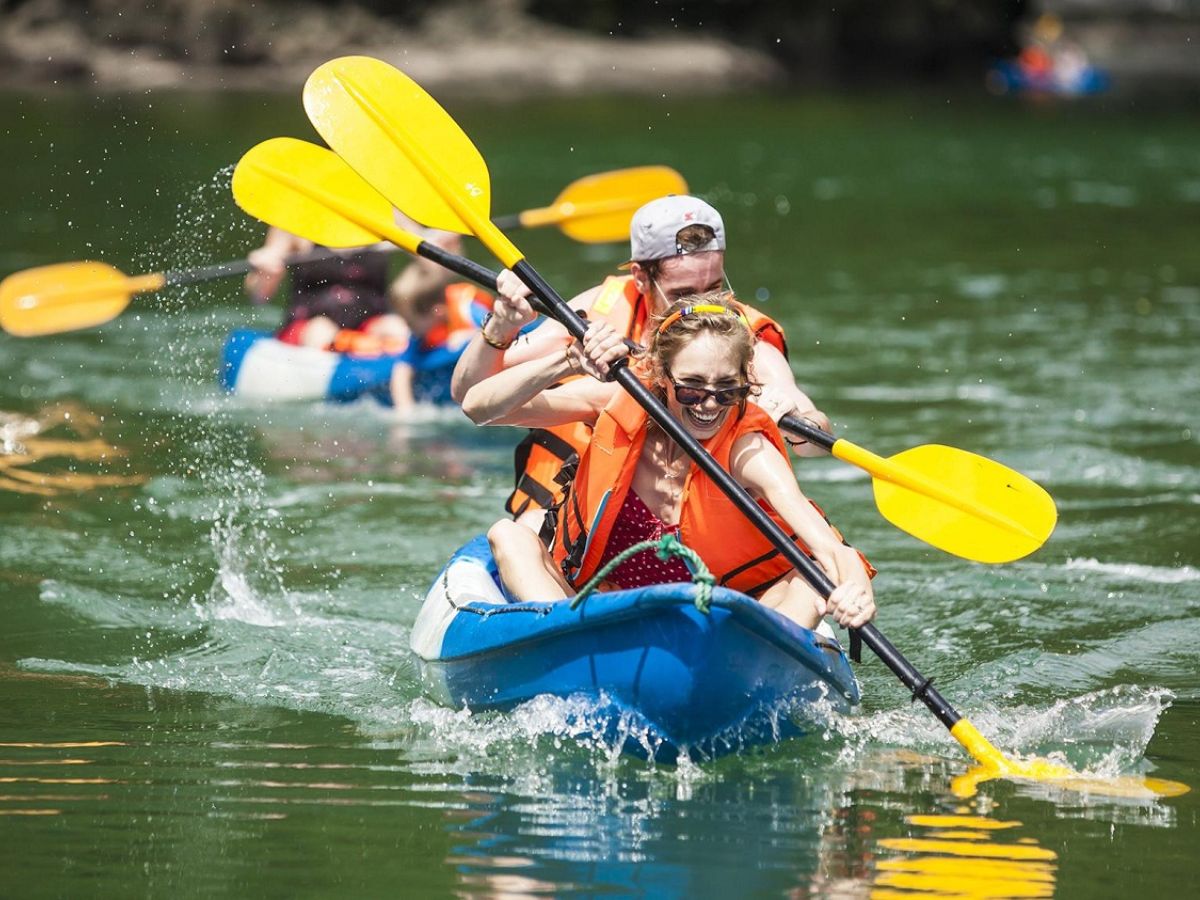 Du khách chèo kayak tại Cửa Cạn, tận hưởng không gian xanh mát và yên bình giữa thiên nhiên. 
