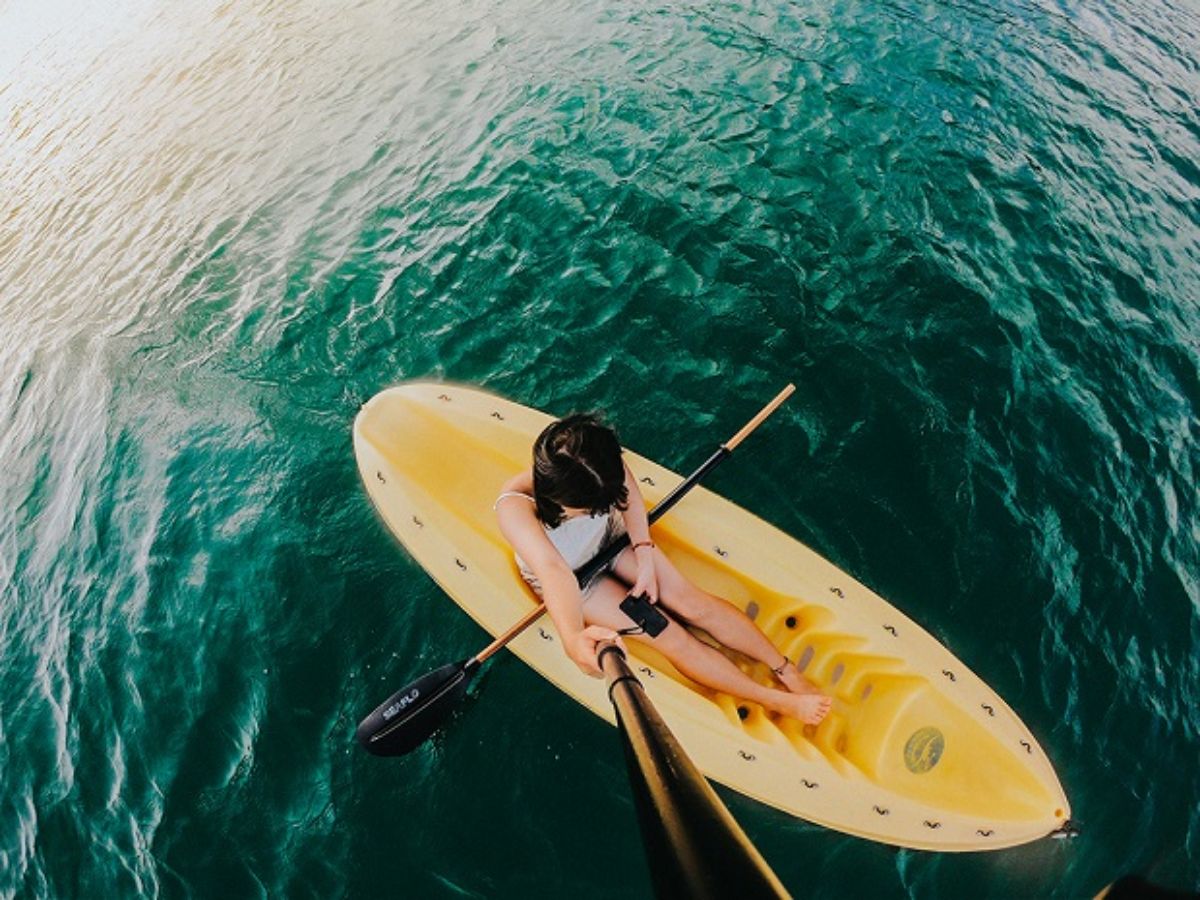 Du khách chèo kayak tại quần đảo An Thới, tận hưởng làn nước trong xanh giữa thiên nhiên biển đảo tuyệt đẹp.