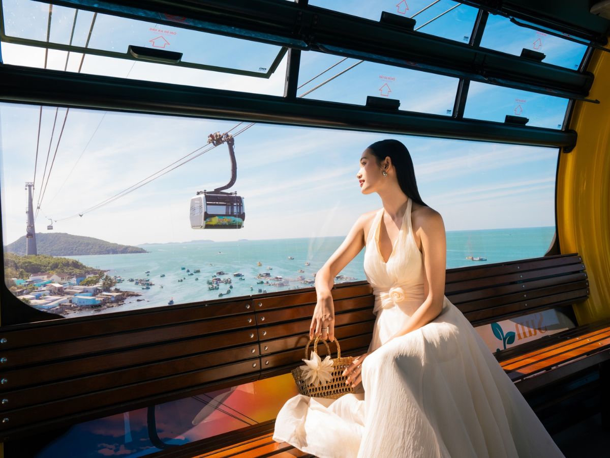 Du khách trải nghiệm cáp treo Hòn Thơm, ngắm nhìn biển đảo Phú Quốc từ trên cao đầy ấn tượng.