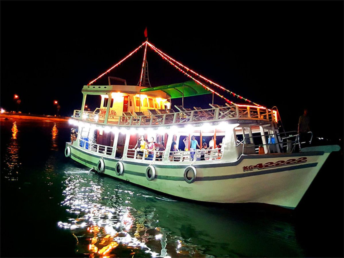 Tàu trải nghiệm tour câu mực đêm ở Phú Quốc.