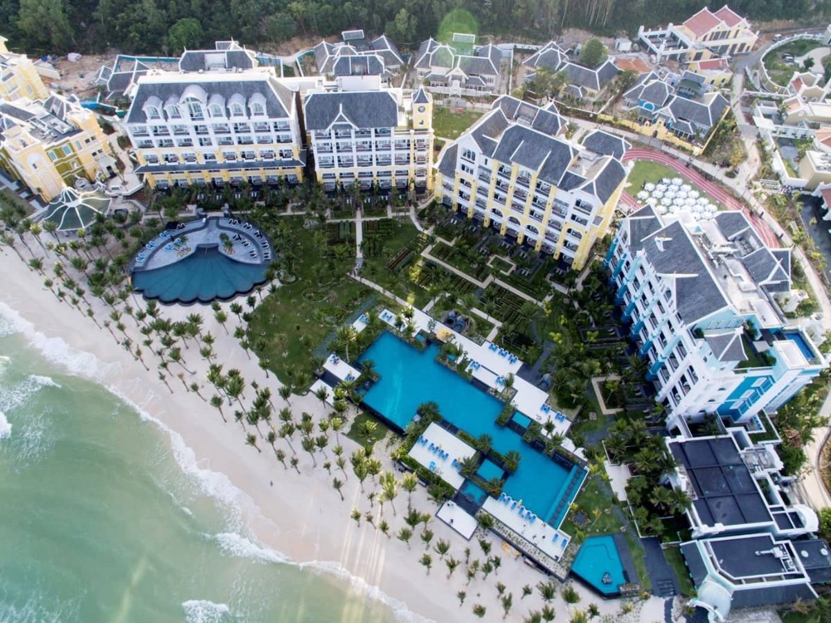 Nam đảo có nhiều phong cách lưu trú, từ khách sạn giữa Sunset Town đến resort và villa ven biển. 