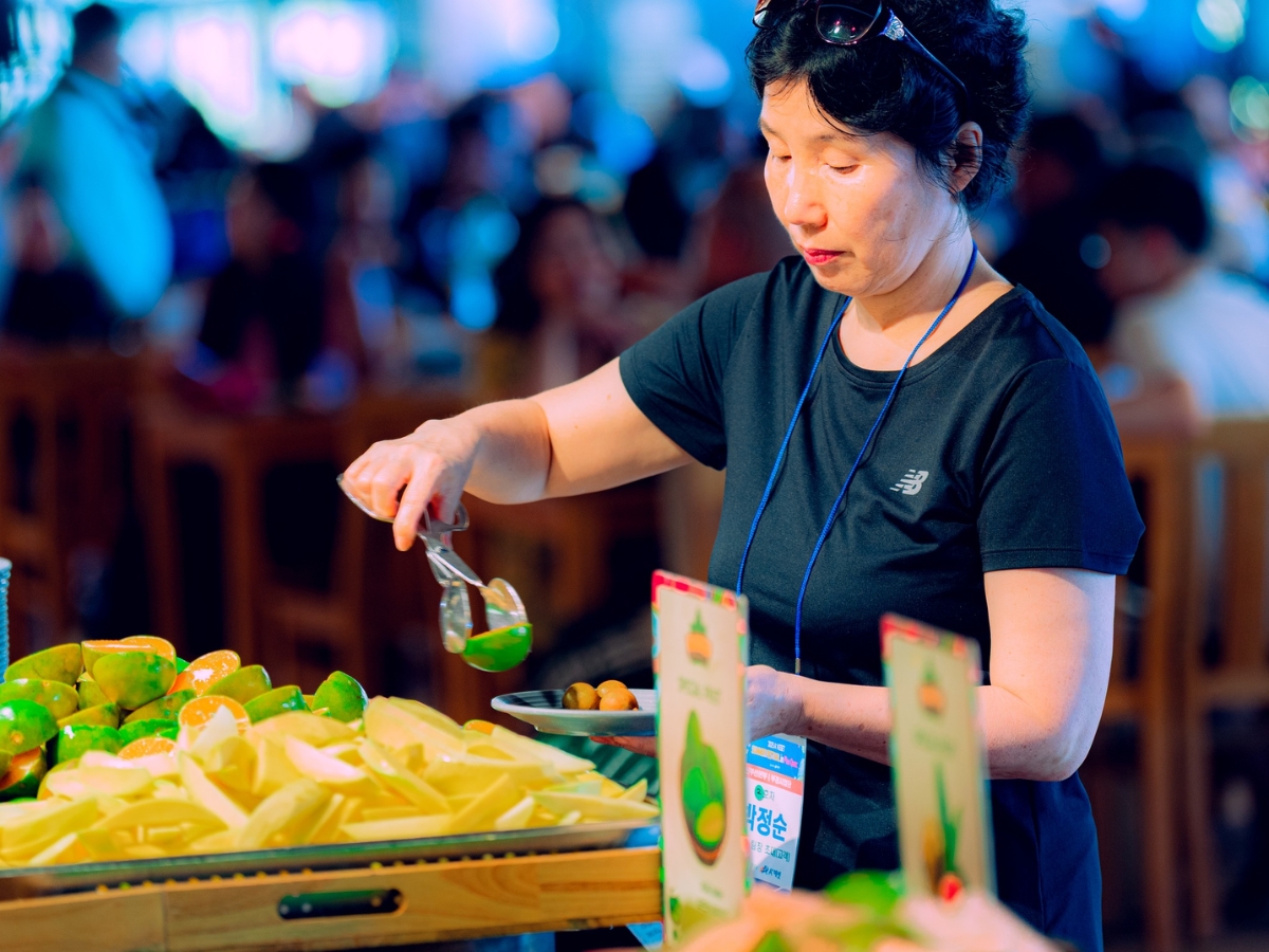 Combo kèm Mango Buffet giúp cố định trước ngân sách bữa trưa và giảm thời gian chọn món.