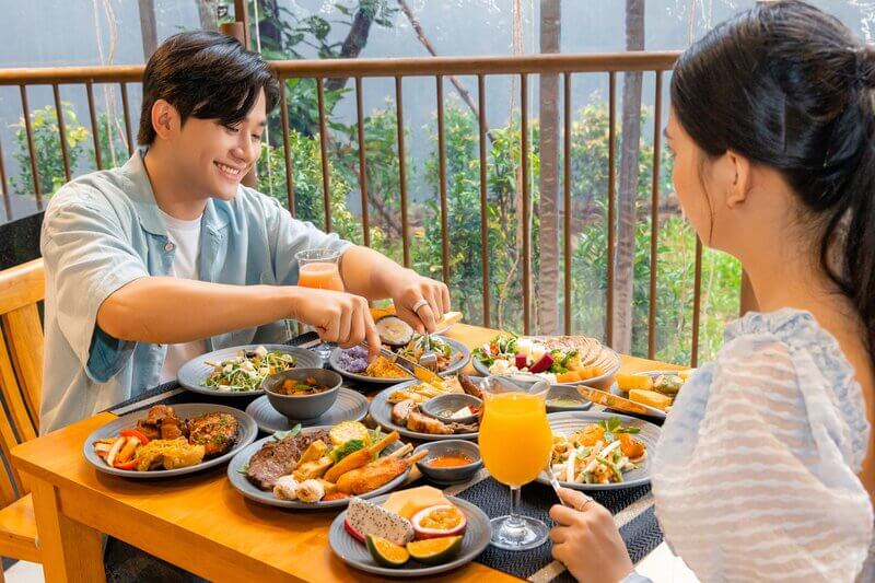 Không gian mở của nhà hàng buffet Mango giúp bữa trưa thêm dễ chịu khi phía trước là khung cảnh biển và những làn gió mát từ đại dương.