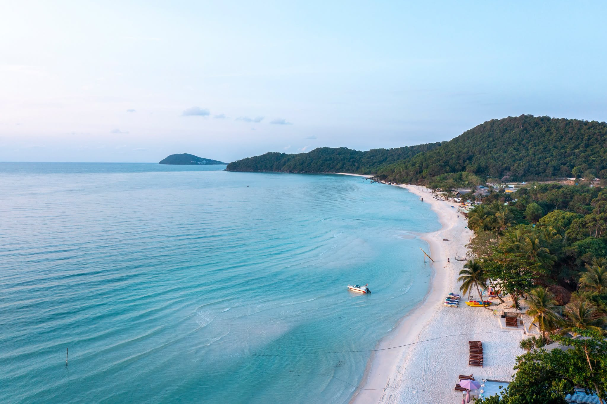 Toàn cảnh Bãi Trào với bãi cát trắng và làn nước xanh ngọc tạo nên khung hình ấn tượng.