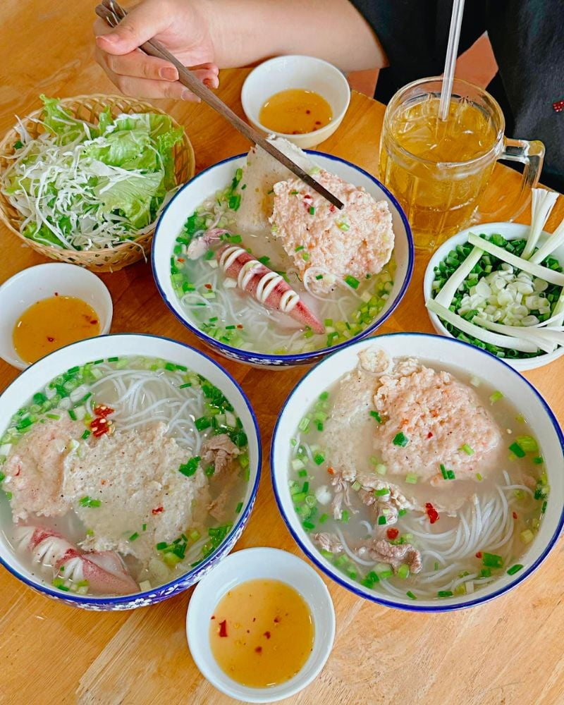 Nếu chưa có dịp bay ra đảo, bạn vẫn có thể tìm thấy địa chỉ bún quậy Kiến Xây gốc ngay tại lòng Sài Gòn.