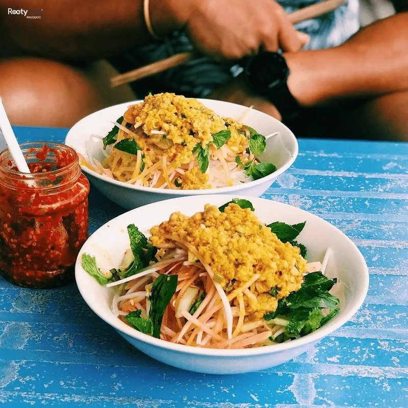 Nhắc đến bún Kèn thì không thể bỏ qua quán Út Lượm, một quán ăn "huyền thoại" trên đường 30/4.