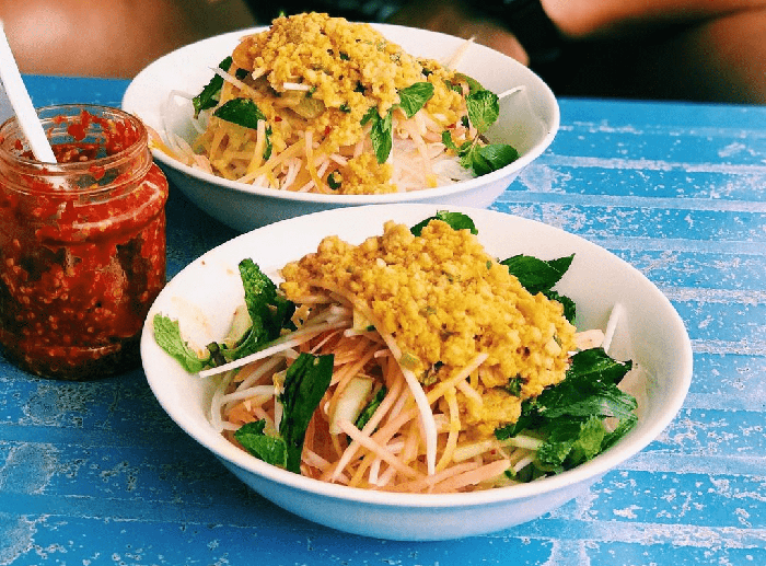 Bún kèn Phú Quốc với cá biển, nước cốt dừa và rau củ ăn kèm