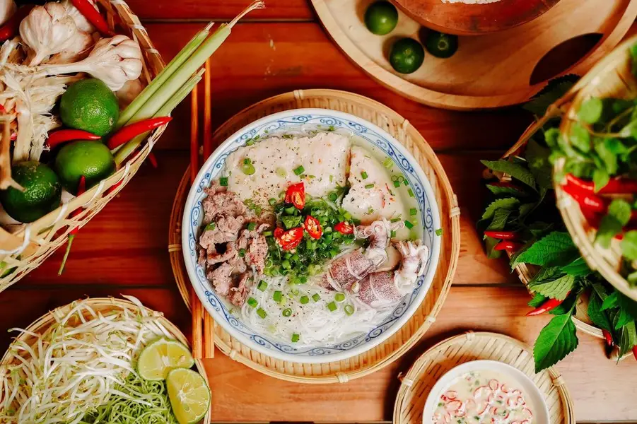 Bún quậy Phú Quốc hấp dẫn với chả tôm, chả cá, mực tươi cùng cách pha nước chấm đặc trưng