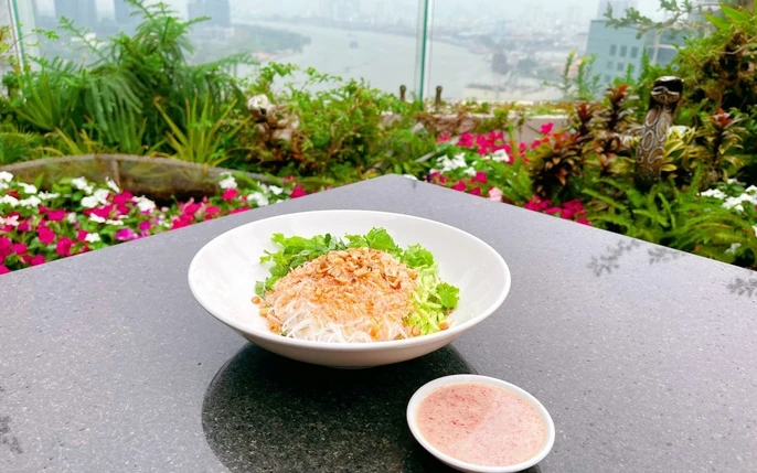 Bún nhâm Phú Quốc mang hương vị dân dã với chà bông tôm, rau củ tươi và nước mắm chua ngọt đậm đà 