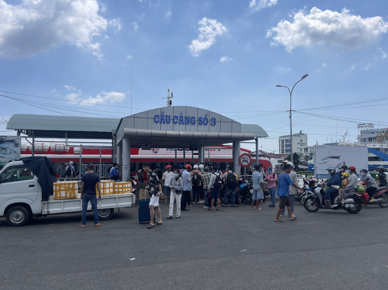 Việc xác định đúng vị trí và lên kế hoạch di chuyển đến bến tàu là bước đầu tiên để bạn có một chuyến đi trọn vẹn.