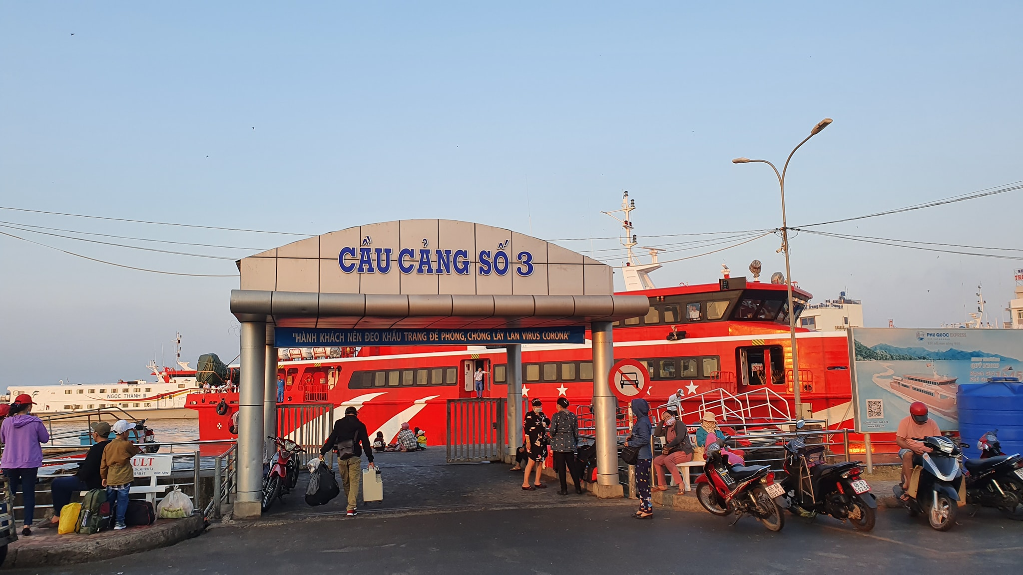 Bạn có thể chọn cách mua vé trực tiếp tại các phòng vé nằm xung quanh bến tàu. (