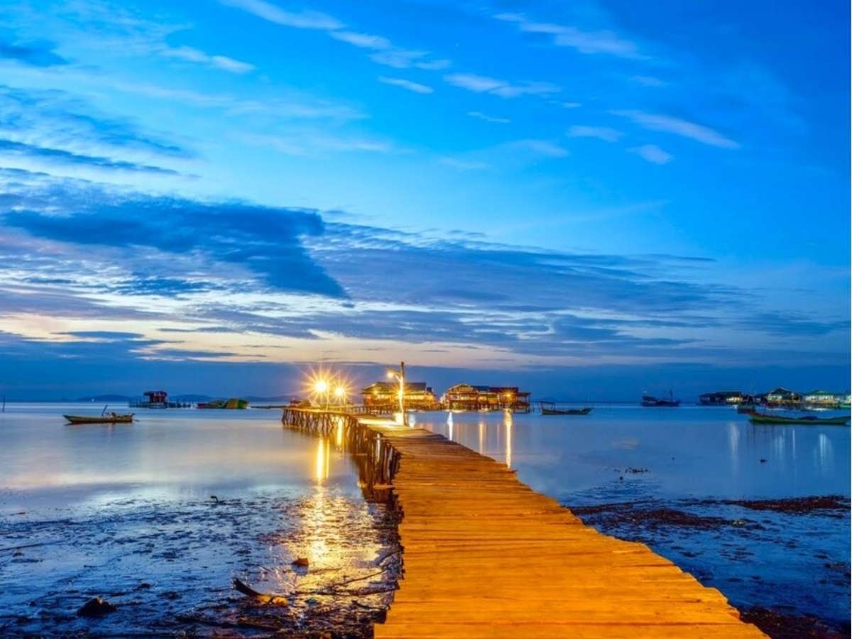 Làng chài Rạch Vẹm với những cầu gỗ dài vươn ra biển.