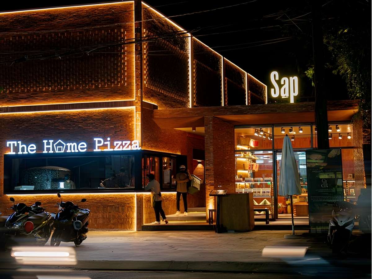 Không gian ấm cúng tại nhà hàng The Home Pizza Phú Quốc.
