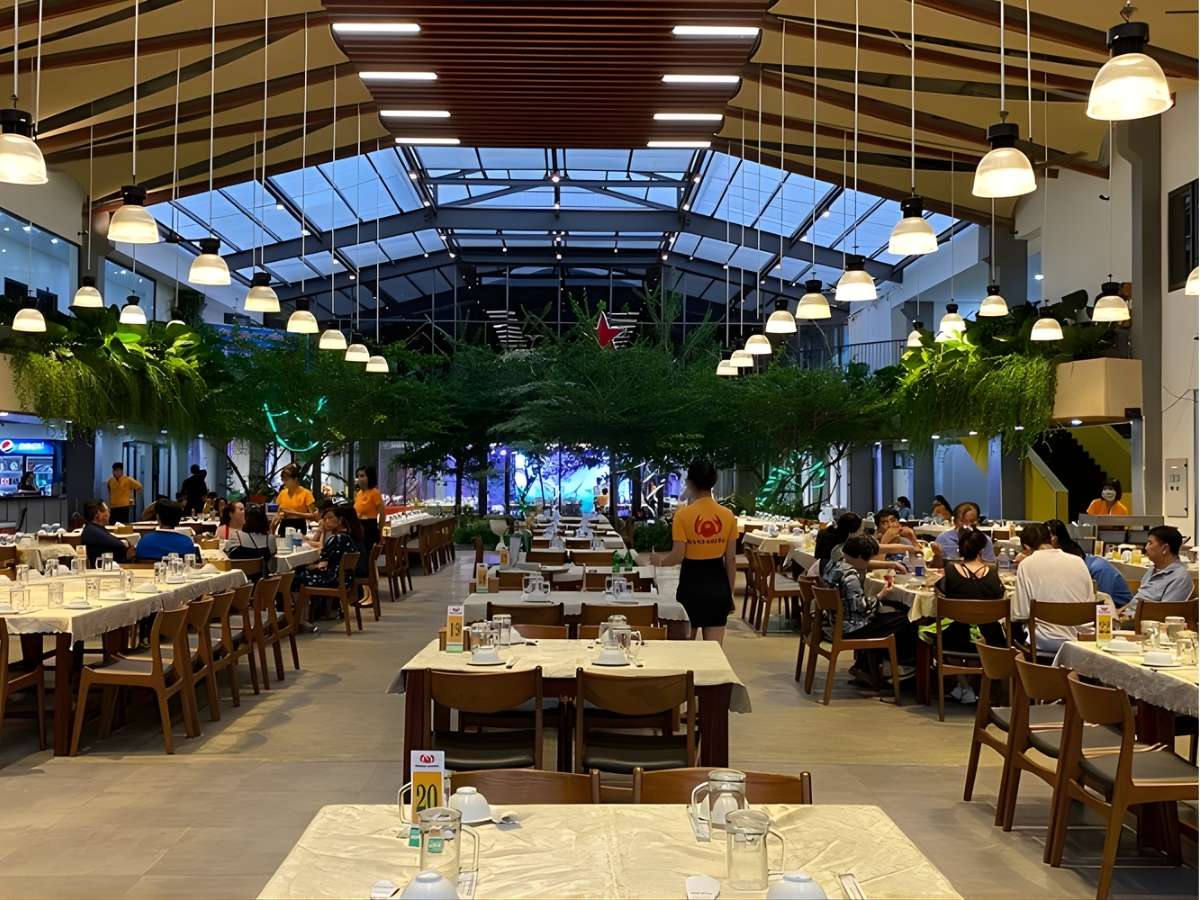 Không gian sang trọng tại nhà hàng Hạnh Nhung Luxury.