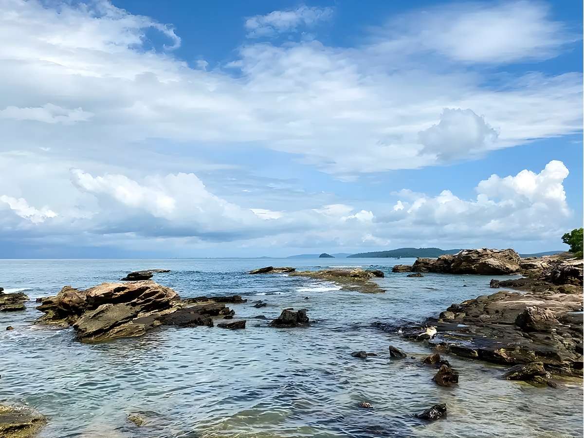 Toàn cảnh bãi biển Gành Dầu nhìn từ nhà hàng On The Roc