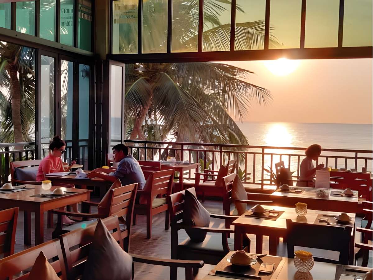 Không gian bàn ăn ngoài trời tại nhà hàng Xin Chào Phú Quốc.