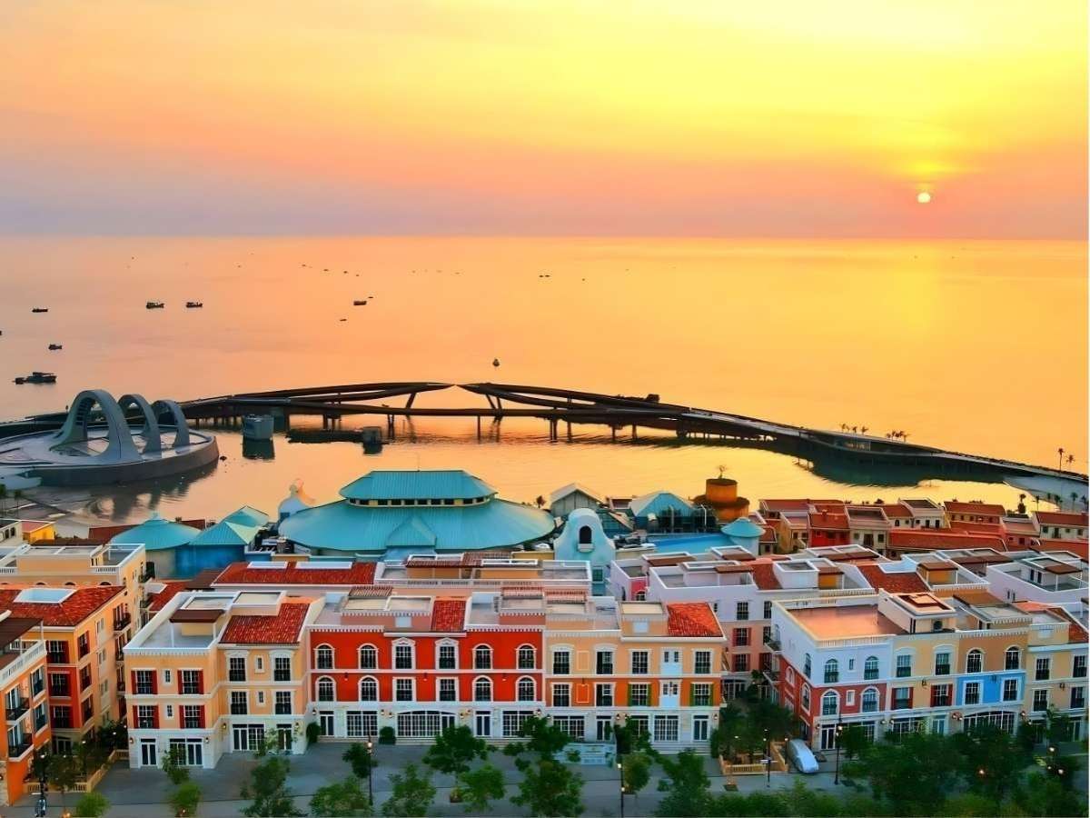 Dãy nhà phố kiến trúc Địa Trung Hải rực rỡ tại Sunset Town.