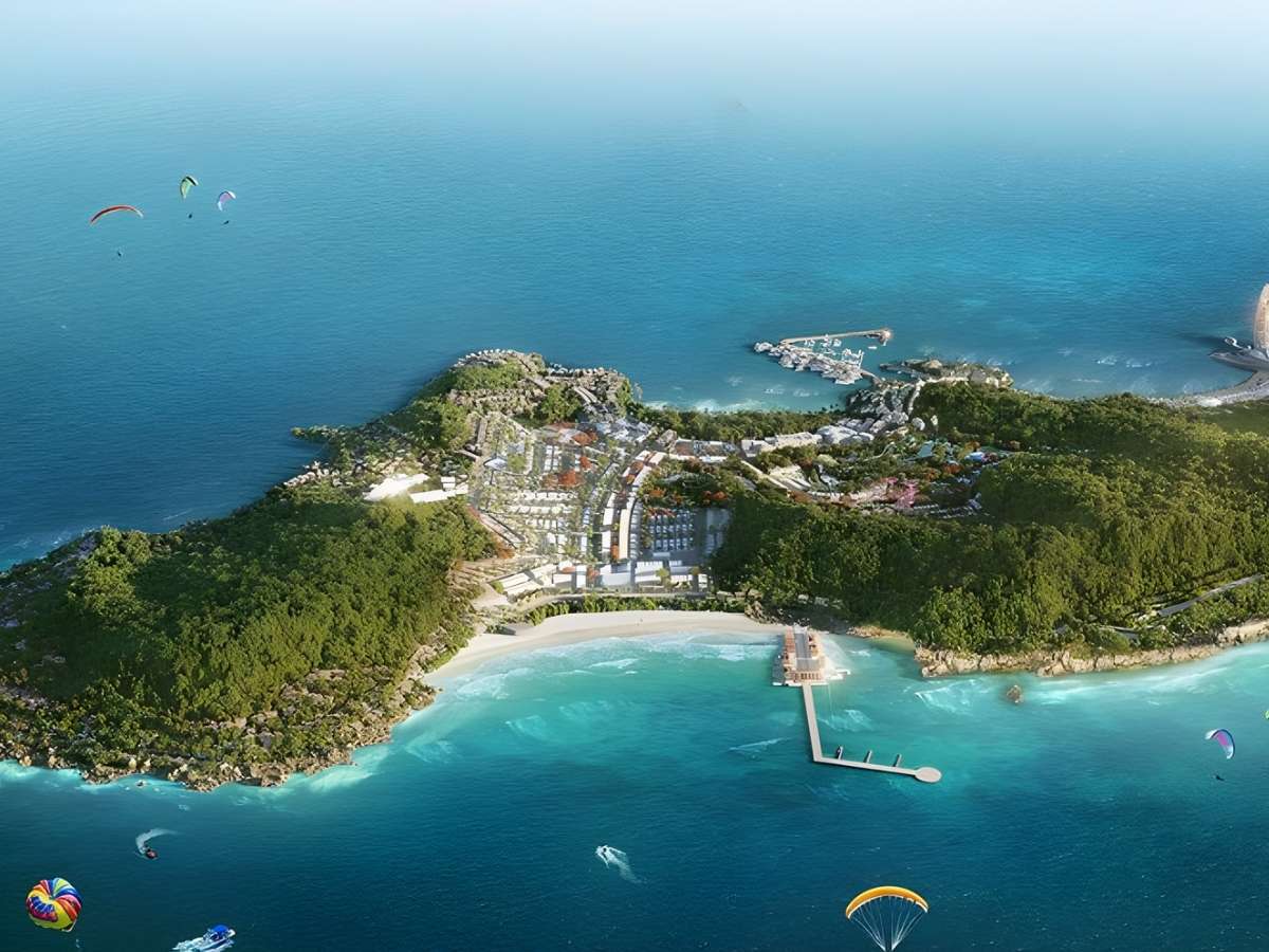 Làn nước biển trong xanh nhìn thấy đáy tại đảo Hòn Thơm