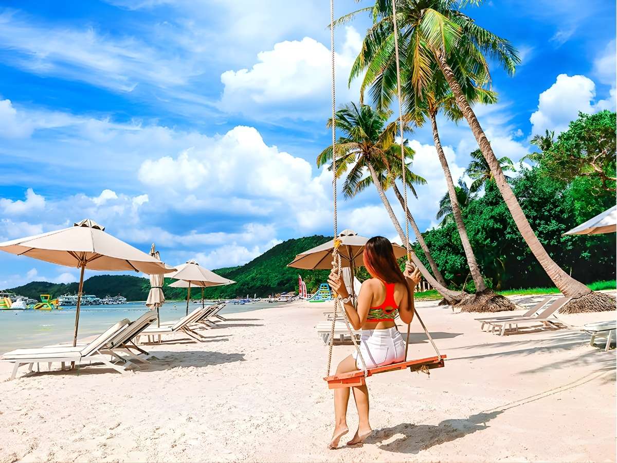 Du khách nghỉ ngơi và thư giãn trên bờ cát trắng của Hòn Thơm. (