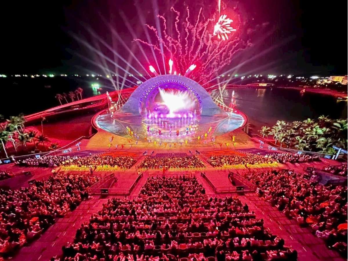 Sân khấu show Kiss of The Sea hoành tráng bên vịnh biển.