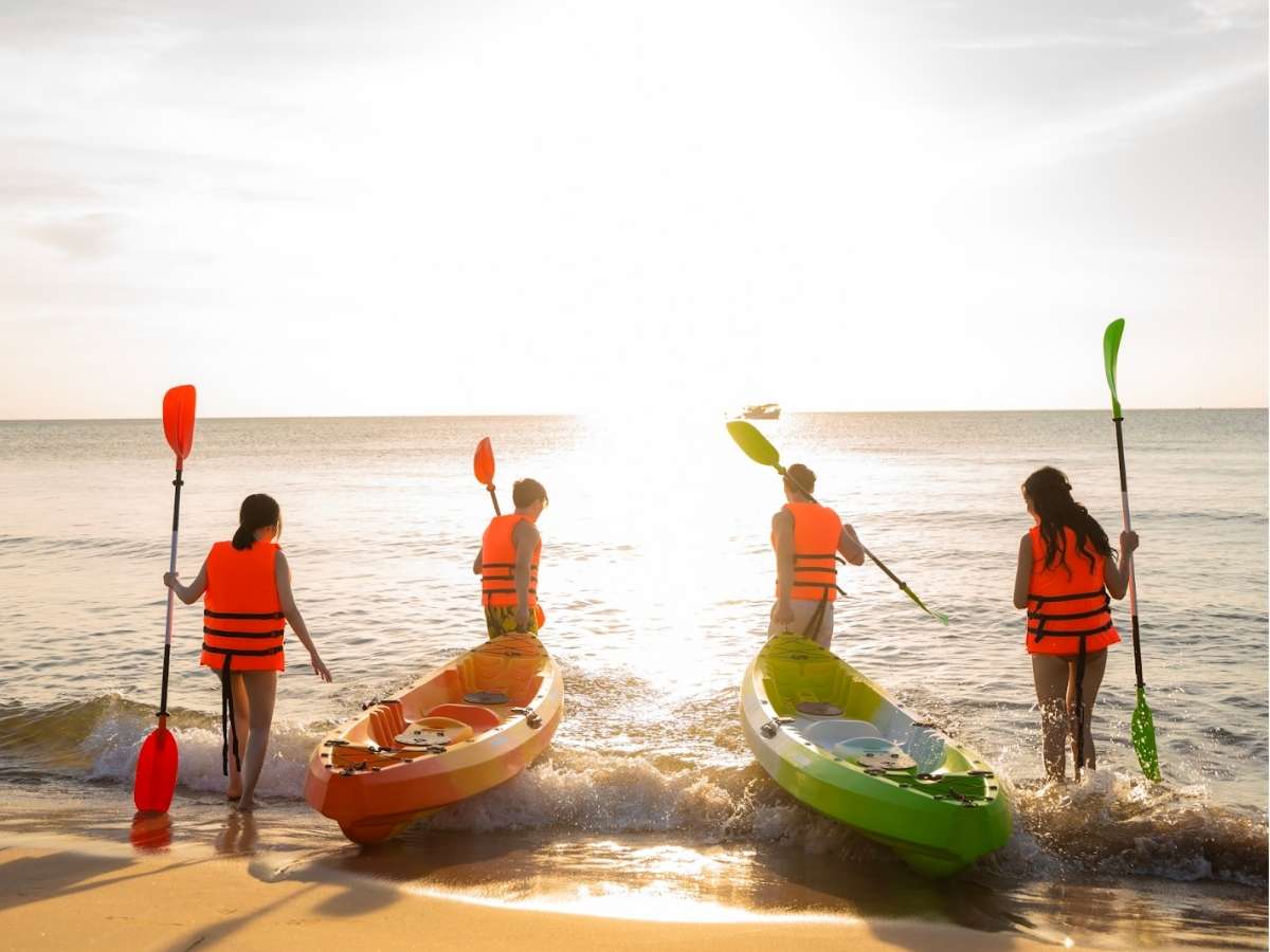 Du khách trải nghiệm chèo thuyền kayak trên biển Hòn Thơm