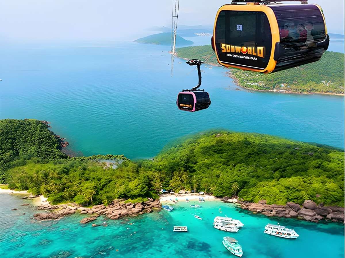 Cabin cáp treo vượt biển đưa du khách ra đảo Hòn Thơm.