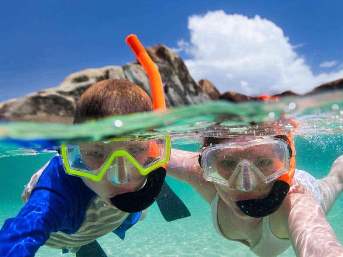 Du khách trải nghiệm snorkeling ngắm san hô tại Hòn Thơm.