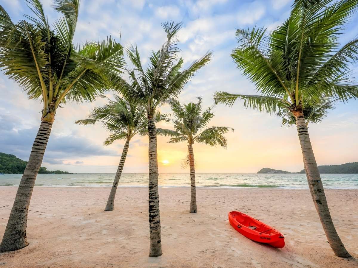 Biển êm và nắng đẹp tại Hòn Thơm vào mùa khô.